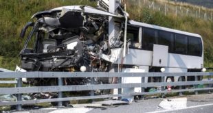 Car Accident Lawyer In Switzerland In Dans Foto Na Diaľnici Vo Švajčiarsku Havaroval Autobus Niekoľko